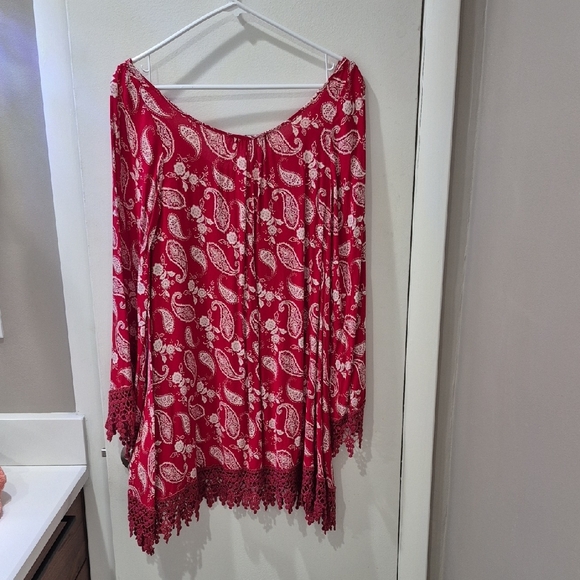 Catch Me Red and White Paisley Blouse - Picture 4 of 5